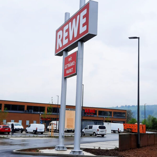 12.05.2021: Das REWE Schild stehet.