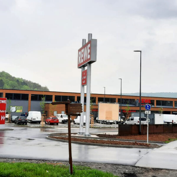 12.05.2021: Auch am Gebäude wurden die Schilder montiert.