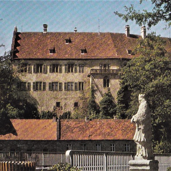 Schloss Aschach mit Nepomuk im Vordergrund