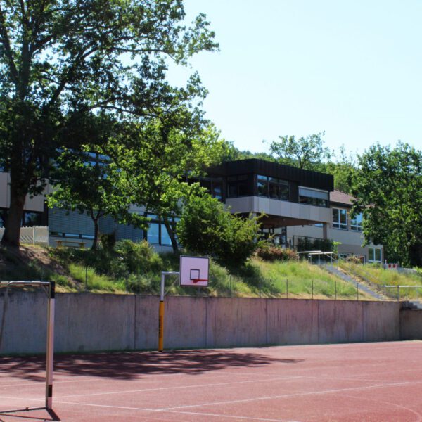Auf dem Bolzplatz gibt es neben Fußballtoren auch einen Basketballkorb.