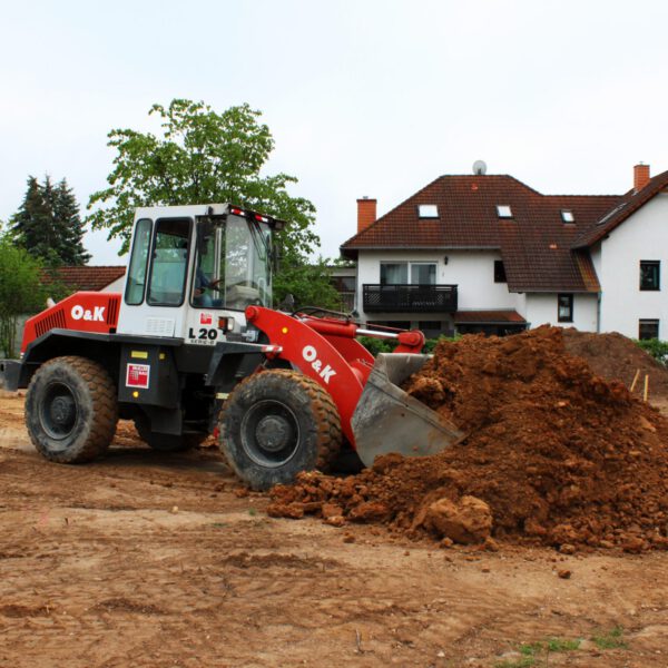 mit Hilfe eines Baggers wird die Fläche begradigt