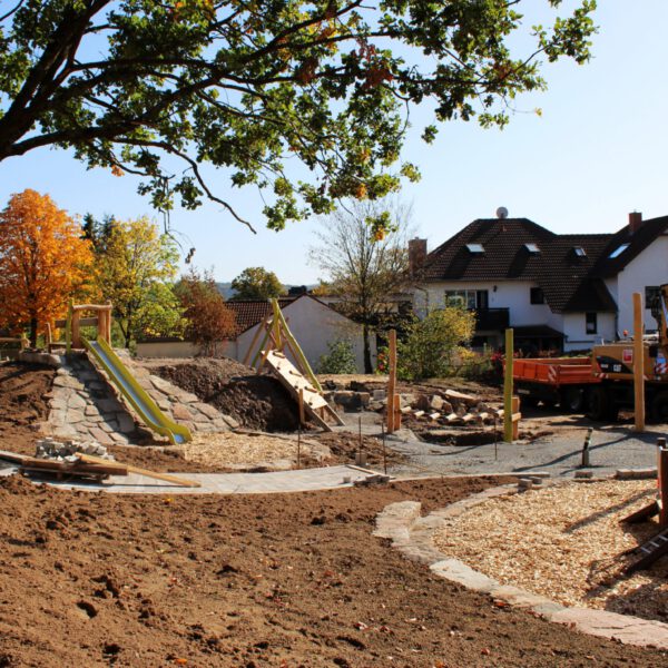 Der Spielplatz nimmt Formen an.