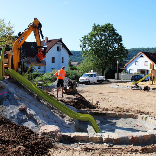 Lagebesprechung an der neuen Rutsche