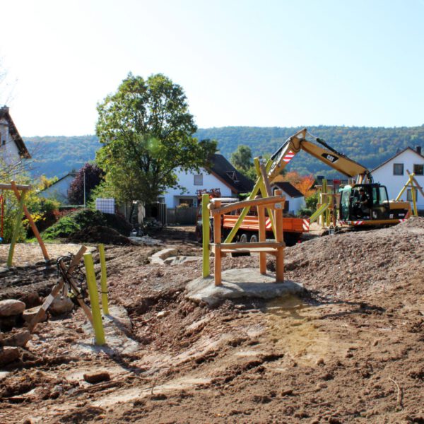 Die Schaukel und erste Spielgeräte stehen.