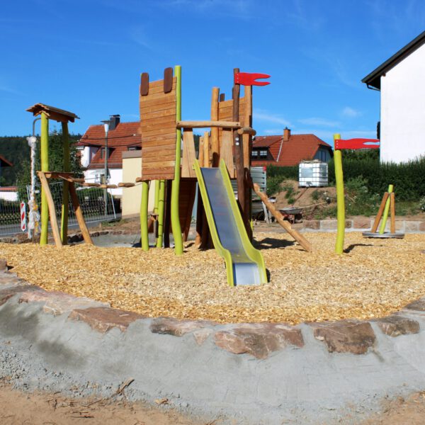 Spielgerät mit Rutsche