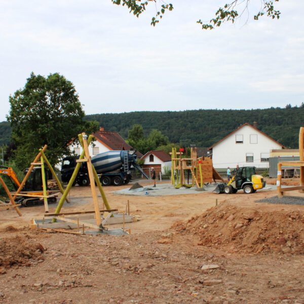 erste Spielgeräte lassen das Ritterparadies erahnen