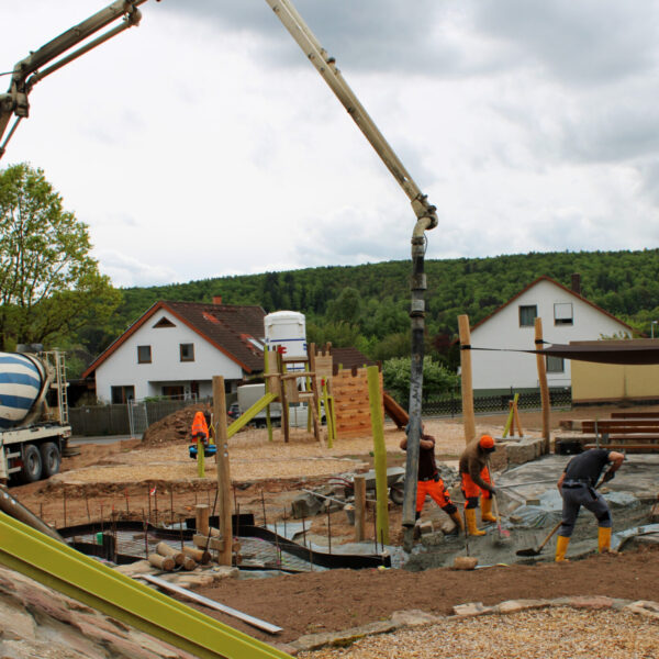 Für den Wasserspielbereich wird mit einer Betonpumpe die Bodenplatte gegossen.