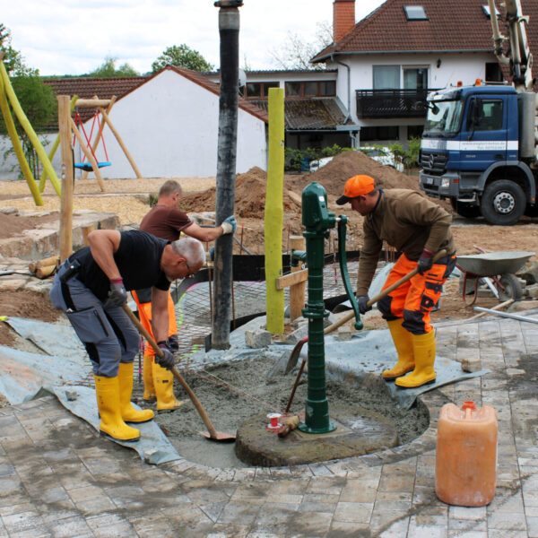 Die Bodenplatte für den Wasserspielbereich wird gegossen.