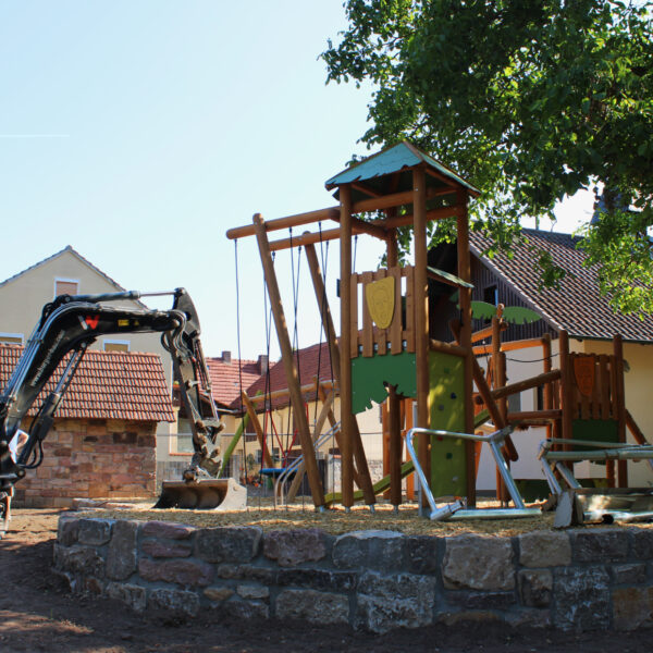 11.08.2022: Das große Spielgerät steht größtenteils.