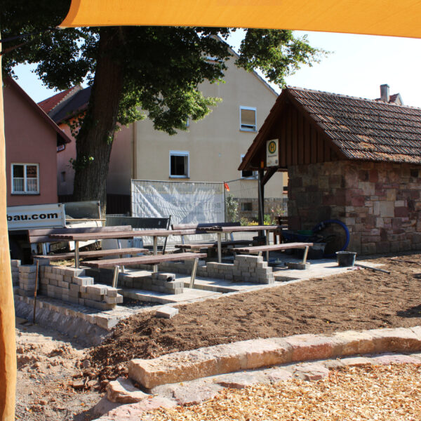 11.08.2022: Auch die Sitzgruppe nimmt Formen an. 