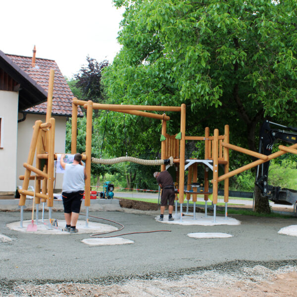 27.06.2022: Das erste Spielgerät steht.
