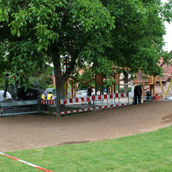 27.06.2022: Zum Teil wurde schon neuer Rasen verlegt. 