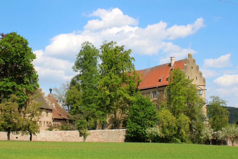 Von der Rückseite lässt sich neben dem Schloss auch der wunderschöne Schlossgarten hinter den Mauern erahnen.