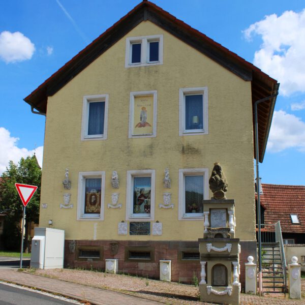 Statue vor historischem Gebäude