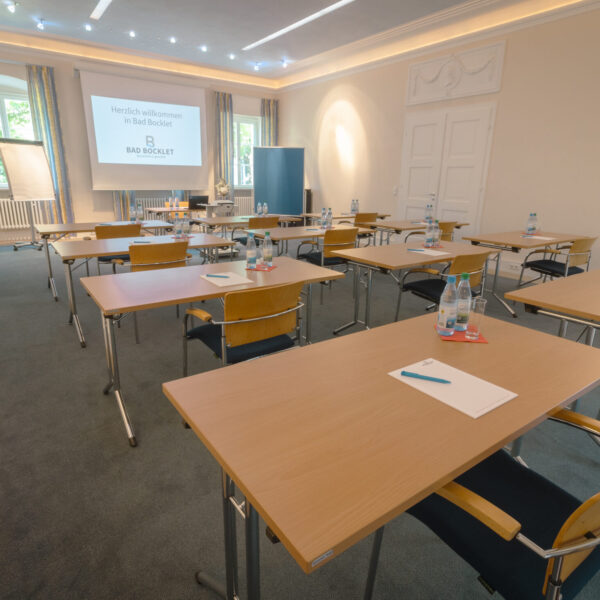 Tagungsraum, parlamentarische Bestuhlung.