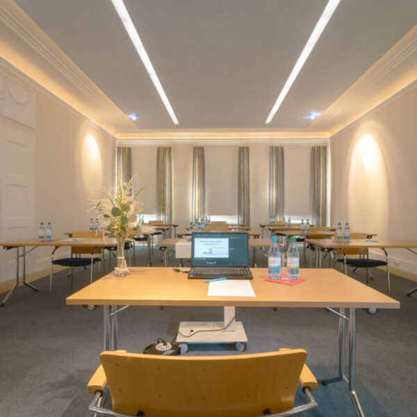 Tagungsraum, parlamentarische Bestuhlung.