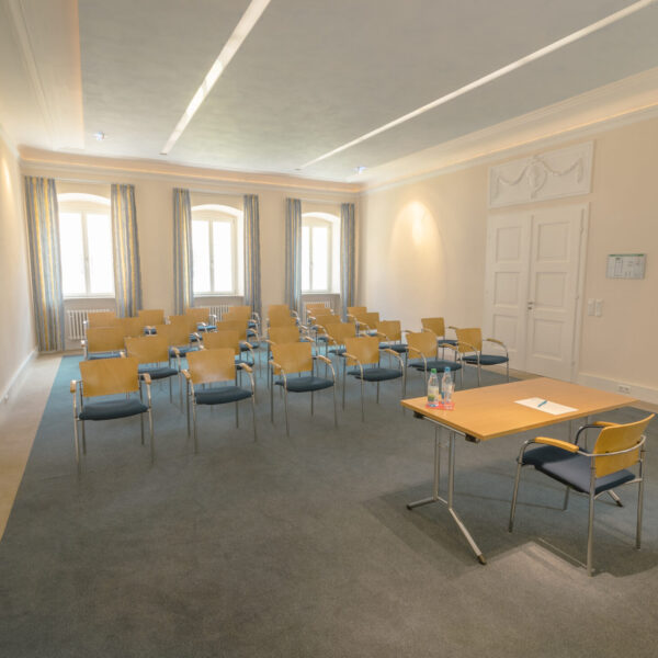 Tagungsraum, Reihenbestuhlung.