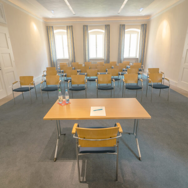 Tagungsraum, Reihenbestuhlung.