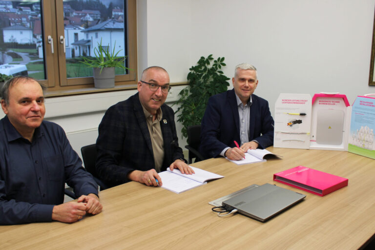 von links: Dr. Joachim Först, Dr. Först Consult Würzburg, 1. Bürgermeister Andreas Sandwall und Kommunalberater Glasfaser Thomas Weigand, Telekom Deutschland GmbH