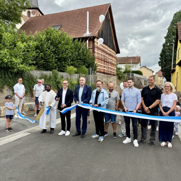 Die Straße wird offiziell freigegeben
