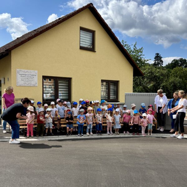 Kindergartenkinder Aschach singen ein Lied