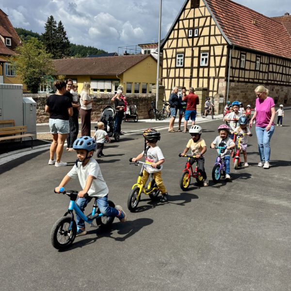 Kindergartenkinder weihen die Straße ein