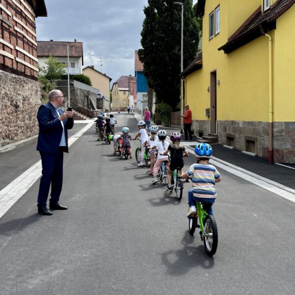 Kindergartenkinder weihen die Straße ein