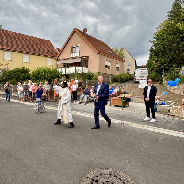 Pfarrer Thumma weiht die Straße
