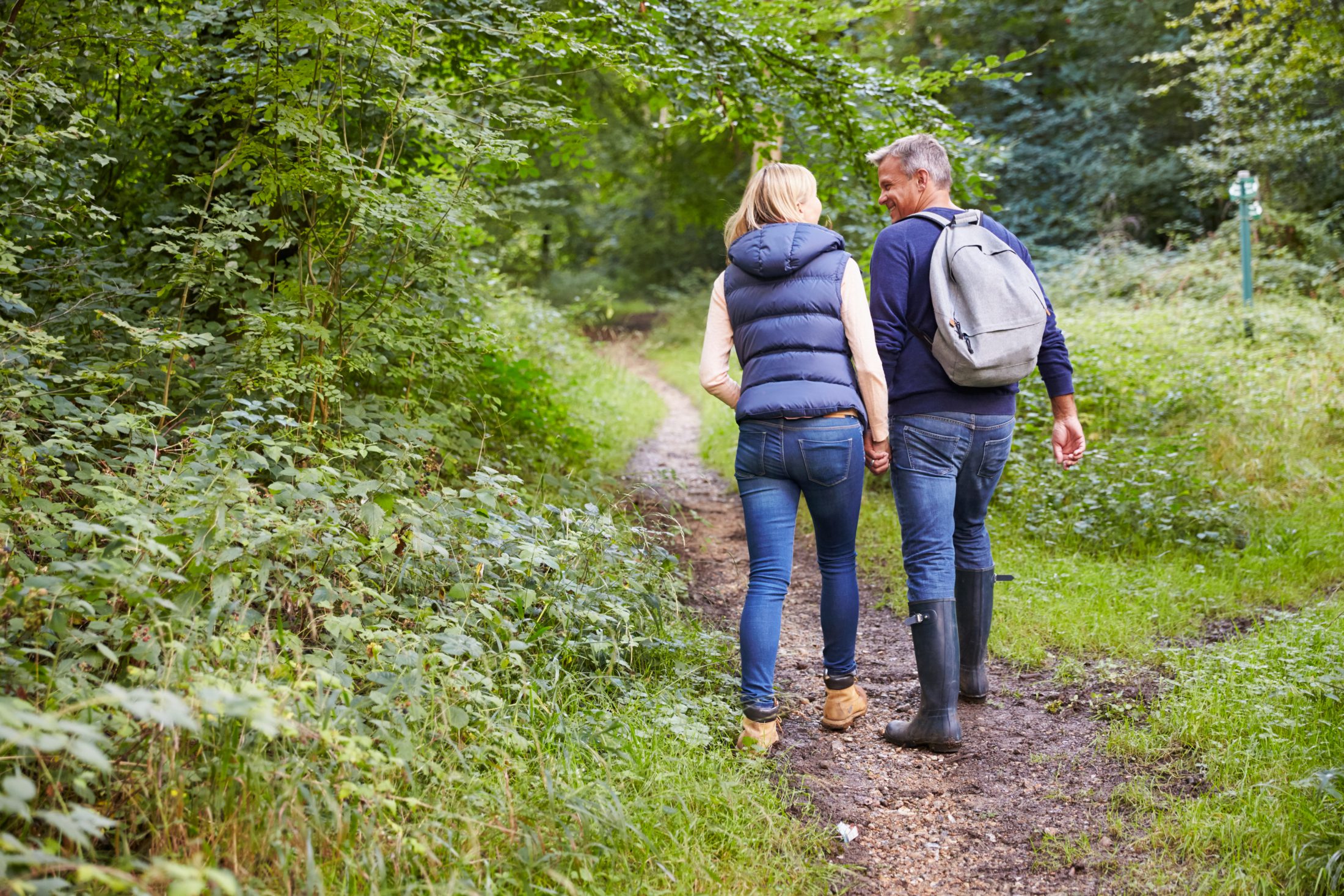 Pärchen wandert in der Rhön